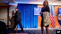 លោក​រដ្ឋមន្ត្រី​ការបរទេស Mike Pompeo (រូប​ឆ្វេង) និង​លោក​ស្រី Heather Nauert អ្នក​នាំ​ពាក្យ​ក្រសួង​ការបរទេស​ (រូប​ស្តាំ) ចាកចេញ​ពី​សន្និសីទ​កាសែត​មួយ​នៅ​ក្រសួង​ការបរទេស ក្នុង​រដ្ឋធានី​វ៉ាស៊ីនតោន កាលពី​ថ្ងៃទី២៣ ខែតុលា ឆ្នាំ២០១៨។