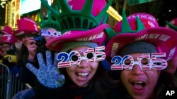 Para pengunjung Times Square, New York merayakan kemeriahan malam pergantian tahun (31/12).