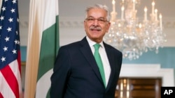 Menlu Pakistan Khawaja Muhammad Asif di kantor Deplu AS di Washington DC, Kamis (5/10). 