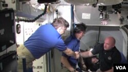 Komandan Endeavour Mark Kelly disambut oleh awak ISS saat tiba di stasiun antariksa (18/5).