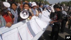 រូបឯកសារ៖ អ្នកភូមិ​ដាក់​ញត្តិ​ទៅ​សភា​ជាតិ​ប្រឆាំង​នឹង​​ច្បាប់​​អង្គការ ច្បាប់​សហជីព​ពាណិជ្ជកម្ម​​ និង​ច្បាប់​សហករ​កសិកម្ម។