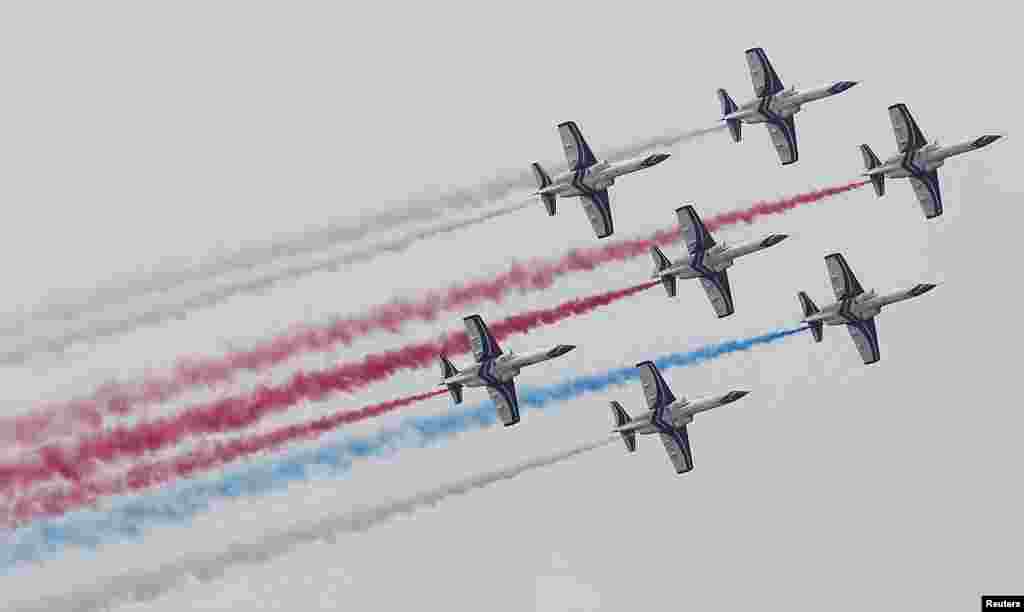 Pesawat jet AT-3 Angkatan Udara Taiwan melakukan latihan di kota Taichung.