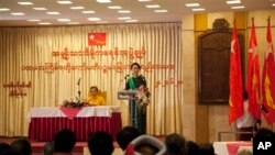 លោកស្រី​អោង​សាន​ស៊ូជី (Aung San Suu Kyi) ​មេដឹកនាំ​ក្រុម​ប្រឆាំង​នៅ​ក្នុង​ប្រទេស​ភូមា (រូប​ស្តាំ) ថ្លែង​សុន្ទរកថា​កំឡុង​កិច្ច​ប្រជុំ​មួយ​របស់​គណៈកម្មាធិការ​កណ្តាល​របស់​បក្ស​នៅ​ភោជនីយដ្ឋាន​ Rose ក្នុង​ក្រុង​រ៉ុងហ្គូន​ ប្រទេស​ភូមា កាលពី​ថ្ងៃ​សៅរ៍​ ទី២០ ខែមិថុនា ឆ្នាំ២០១៥។