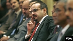 Putera Mahkota Bahrain, Shaikh Salman bin Hamad Al Khalifa (tengah) hadir dalam sebuah acara di Singapura (foto: dok.)