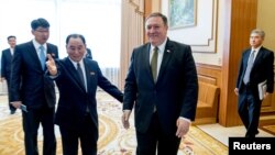 7일 평양 백화원 영빈관에서 마이크 폼페오 미국 국무장관이 김영철 북한 노동당 중앙위 부위원장의 안내를 받으며 고위급 회담장으로 들어서고 있다.