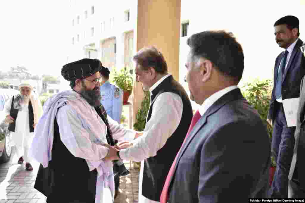 طالبان کا 12 رکنی وفد&nbsp;پاکستان کے دفترِ خارجہ پہنچا۔ جہاں شاہ محمود قریشی نے اُن کا استقبال کیا اور وفد کو وزارت خارجہ آمد پر خوش آمدید کہا۔ 