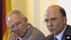 Menkeu Jerman Wolfgang Schaeuble (kiri) dan Menkeu Perancis Pierre Moscovici mengadakan konferensi pers bersama setelah pertemuan di Berlin, Senin (21/5).