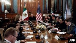 ប្រធានាធិបតី​ប្រទេស​ម៉ិកស៊ិក​លោក Andres Manuel Lopez Obrador ពិភាក្សា​ជាមួយ​រដ្ឋមន្ត្រី​ការបរទេស​អាមេរិក​លោក Antony Blinken និងរដ្ឋមន្ត្រី​ក្រសួង​សន្តិសុខ​មាតុភូមិ​​អាមេរិក​លោក Alejandro Mayorkas នៅទីក្រុងម៉ិកស៊ិក កាលពីថ្ងៃទី២៧ ខែធ្នូ ឆ្នាំ២០២៣។