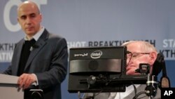 Kosmologis ternama Stephen Hawking (kanan) dan investor internet serta filantropis sains Yuri Milner dalam konferensi pers di One World Observatory di New York (12/4). (AP/Bebeto Matthews)