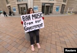 Vashington ko'chalarida norozilik namoyishlari avj olmoqda, xususan AQSh Xalqaro taraqqiyot agentligi oldida