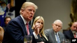 Le président Donald Trump lors d'une réunion pour discuter des armes à feu et de l'immigration à Washington, le 22 février 2018.