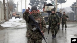 Pasukan keamanan Afghanistan siaga di pintu masuk Akademi Militer Marsekal Fahim, pasca serangan militan di Kabul, Senin (29/1). 