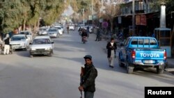 Seorang polisi Afghanistan berjaga-jaga di pos pemeriksaan di provinsi Farah, Afghanistan, 4 Februari 2015. (Foto: dok.)