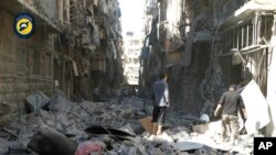 នេះ​ជា​រូបភាព​ផ្តល់​ដោយ​ក្រុម​ការពារ​ប្រជាជន​ស៊ី​វិល​ស៊ីរី​ឈ្មោះ​ថា White Helmets ដែល​បង្ហាញ​ពី ​ប្រជាជន​កំពុង​មើល​អគារ​ដែល​ខ្ទេចខ្ទី​ដោយ​សារ​ការ​វាយ​ប្រហារ​តាម​អាកាស​លើ​ក្រុង​​ Aleppo​ ប្រទេស​ស៊ីរី​កាល​ពី​ថ្ងៃទី ២៤ កញ្ញា ២០១៦។