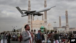 지난 1일 예멘 수도 사나에서 후티 반군 지지자가 무인항공기(드론) 모형을 들고 시위하고 있다. (자료사진)