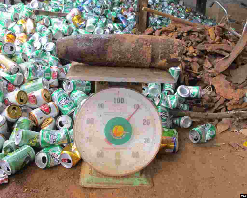 Bom yang ditemukan di salah satu daerah di Vietnam tengah. (VOA/M. Brown) 