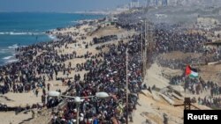 Người dân Palestine trên đường trở về nhà của họ ở miền bắc Gaza, trong bối cảnh lệnh ngừng bắn giữa Israel và Hamas, vào ngày 27 tháng 1 năm 2025.