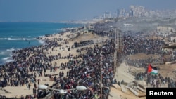 2025년 1월 27일 전쟁의 여파로 가자지구 남부로 피신했던 팔레스타인 난민들이 북부로 이동하고 있다.