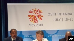 Michel Sidibé, directeur d’ONUSIDA, Françoise Barre Sinoussi, Prix Nobel en médecine, et l'ancien président du Botswana Festus Mogae.