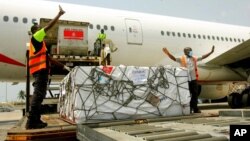Vaksin COVID-19 tiba di bandara Abidjan, Pantai Gading di bawah program COVAX, Jumat (26/2). 
