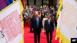 លោក​ប្រធានាធិបតី​អាមេរិក​ ដូណាល់ ត្រាំ (រូប​ឆ្វេង) ធ្វើ​ដំណើរ​ជាមួយ​នឹង​លោក​ប្រធានាធិបតី​កូរ៉េ​ខាង​ត្បូង Moon Jae-in ក្នុង​ពិធី​ទទួល​ស្វាគមន៍​មួយ​នៅ​វិមាន​ប្រធានាធិបតី Blue House ក្នុង​ក្រុង​សេអ៊ូល ប្រទេស​កូរ៉េ​ខាង​ត្បូង កាលពី​ថ្ងៃទី៧ ខែវិច្ឆិកា ឆ្នាំ២០១៧។