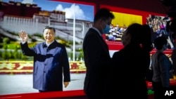 중국 베이징 시내에 설치된 시진핑 국가 주석 사진. (자료사진)