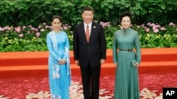 Presiden China Xi Jinping, tengah, istrinya Peng Liyuan, kanan, dan Aung San Suu Kyi di Beijing, Minggu, 14 Mei 2017.