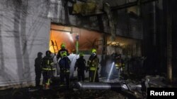 Yanğınsöndürənlər Rusiyanın Ukraynaya hücumu zamanı su təmizləmə stansiyasına dəyən Rusiya raket zərbəsi yerində işləyirlər, Kramatorsk, Ukrayna, 20 fevral 2024-cü il. REUTERS/Tomas Peter