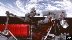 แฟ้มภาพ - ภาพนิ่งที่ถ่ายจากหน้าจอวิดิโอโดยสำนักข่าวซินหัว แสดง
ให้เห็นนักบินอวกาศจีนกำลังปฏิบัติหน้าที่บนสถานีอวกาศเทียนกงของจีน เมื่อวันที่ 9 ก.พ. 2023