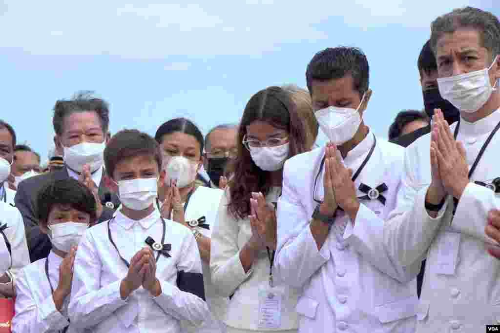 ព្រះញាតិ​វង្សានុវង្ស​​នៅ​​ក្នុង​ពិធី​ទទួល​ព្រះសព​សម្តេច​ក្រុមព្រះ​នរោត្តម​ រណឫទ្ធិ​និង​​ពិធី​បង្សុកូល​ដោយ​សម្តេច​សង្ឃ​និង​ព្រះសង្ឃ នៅ​អាកាសយានដ្ឋាន​អន្តរជាតិ​ភ្នំពេញ​កាល​ពី​ថ្ងៃ​អាទិត្យ​ទី​២៨​ ខែ​វិច្ឆិកា ឆ្នាំ​២០២១។ (ហ៊ាន សុជាតា/វីអូអេ)