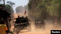 Une patrouille de soldats français dans le village de Bossangoa, au nord de Bangui, 2 janvier 2014.