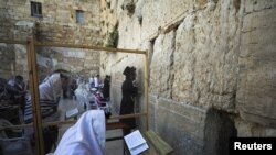 Sejumlah pria Yahudi Ortodoks berdoa di
Dinding Barat, Kota Tua Yerusalem, Minggu (2/5), pada hari berkabung setelah insiden desak-desakan maut yang menewaskan puluhan orang saat perayaan keagamaan di Gunung Meron pekan lalu. 