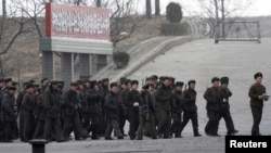 지난 29일 북한 주민들이 압록강변에서 군사훈련 중이다. 북-중 국경지역인 중국 단둥시에서 바라본 북한 신의주.