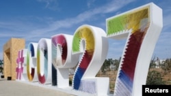 Lambang COP27 terlihat di Zona Hijau pada KTT iklim PBB di resor Laut Merah Sharm el-Sheikh, Mesir, 17 November 2022. (Foto: REUTERS/Emilie Madi)