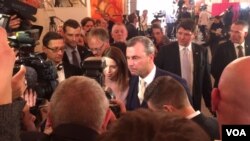 Far right candidate Norbert Hofer speaks to reporters following his defeat in Austria's presidential election, Dec. 4, 2016. (L. Ramirez/VOA).