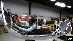 资料照：负责最终检查的玛丽·斯金纳在俄亥俄州扬斯敦检查一辆雪佛兰科鲁兹汽车的车尾。(2018年11月28日)