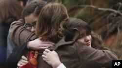 Pihak berkabung dalam pemakaman Noah Pozner, 6, yang tewas dalam penembakan massal di Connecticut. (AP/Jason DeCrow)