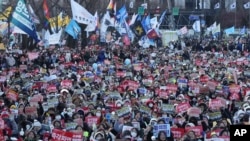 韩国首尔市中心抗议者举行集会，要求被弹劾的韩国总统尹锡悦辞职。(美联社：2024年12月28日)