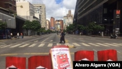 Sebuah jalan di blokade saat pemogokan berlangsung di Caracas, Venezuela, Jul 26, 2017. Sebuah papan bertuliskan ``Curang'' dipasang.