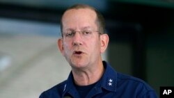 Admiral Američke obalske straže Džon Mauger (Foto: AP/Steven Senne)