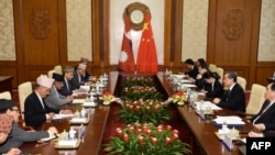 尼泊尔外长贾瓦利（左四）18号在钓鱼台与中国外长王毅会谈