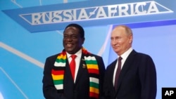 Le président zimbabwéen Emmerson Mnangagwa et le président russe Vladimir Poutine posent pour une photo lors du sommet Russie-Afrique dans la station balnéaire de la mer Noire à Sotchi, Russie, mercredi 23 octobre 2019. (AP Photo/Sergei Chirikov, pool photo via AP)