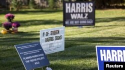Znakovi podrške Kamali Harris u dvorištu Lisse Smiht u Indianapolisu. Na jednoj od tabli Smith zapisuje kolko su joj znakova do sada ukrali. (Foto: Reuters/Chris Bergin)