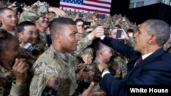 Presiden Barack Obama menyalami para tentara AS di Fort Bliss, El Paso, Texas (31/8). 