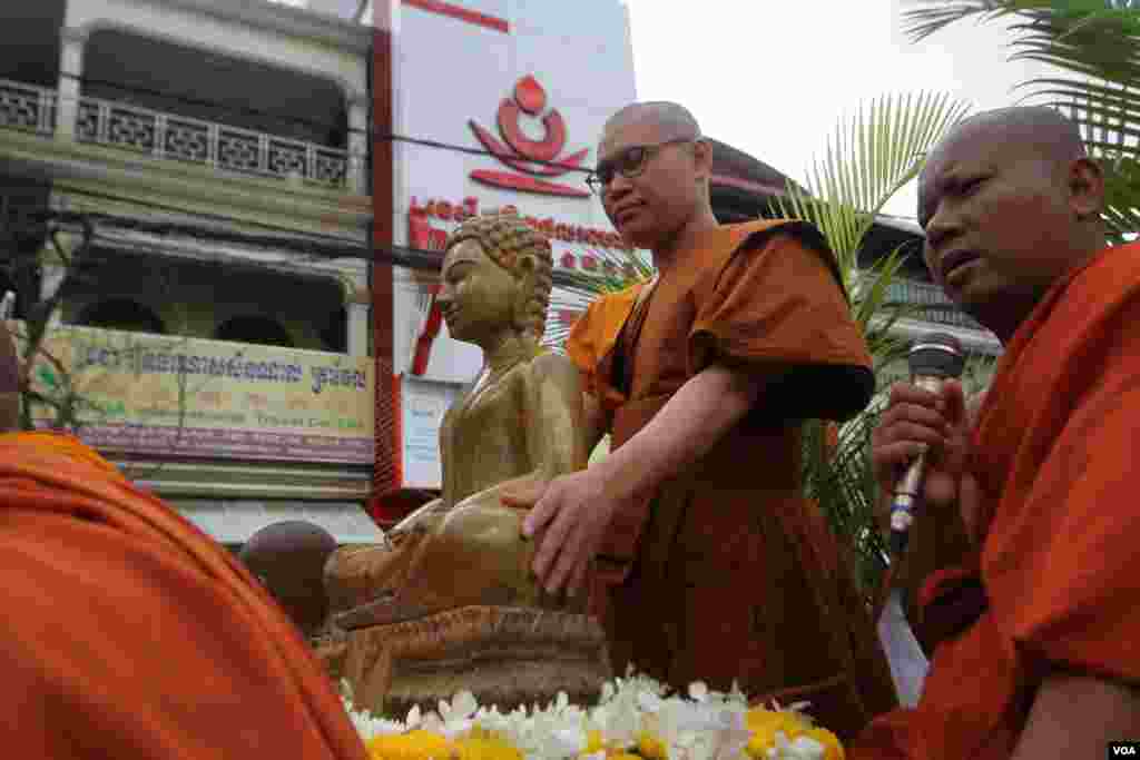 ព្រះសង្ឃនិងអ្នកកាន់ព្រះពុទ្ធសាសនា ១០០០នាក់ដង្ហែក្បួនតាមបែបព្រះពុទ្ធសាសនាក្នុងពិធីវិសាខបូជានៅថ្ងៃទី២០ឧសភាឆ្នាំ២០១៦។ វិសាខបូជាជាពិធីបែបព្រះពុទ្ធសាសនាដ៏សំខាន់ប្រចាំឆ្នាំដើម្បីរំឮកថ្ងៃដែលព្រះពុទ្ធប្រសូត្រ ត្រាស់ដឹង និងចូលបរិនិព្វាន។&nbsp;(​ឡេង ឡែន/VOA)