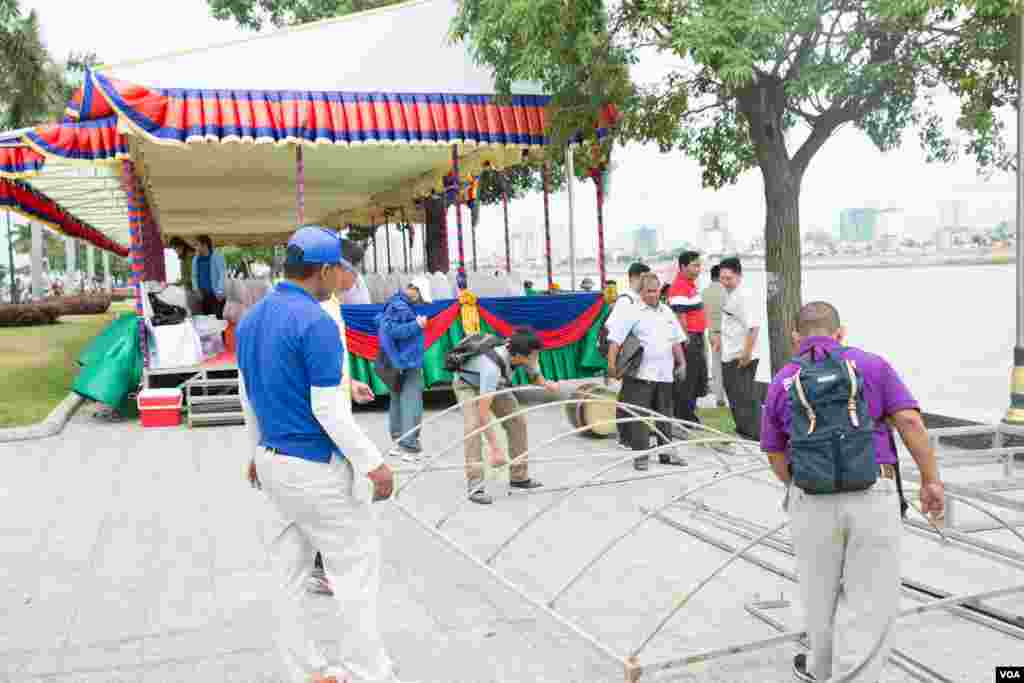 ទិដ្ឋភាព​ទូទៅនៃ​ការរៀបចំ អបអរ​ពិធីបុណ្យ​អុំទូក សំពះ​ព្រះខែ​ ដែលប្រព្រឹត្ត​ទៅនៅដើមខែវិច្ឆិកា នៅក្នុងទីក្រុងភ្នំពេញ ប្រទេស​កម្ពុជា​កាល​ពីថ្ងៃទី១៩ វិច្ឆិកា ២០១៨។ (ទុំ ម្លិះ/VOA) 