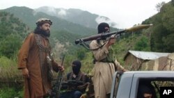 Anggota Taliban Pakistan melakukan patroli di wilayah Shawal, selatan Waziristan. (Foto: dok). Para pejabat militer Pakistan, Selasa (18/4) mengukuhkan Ahsanullah Ahsan, militan senior Taliban telah menyerahkan diri secara sukarela baru-baru ini.