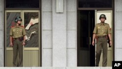 지난달 27일 판문점에서 경계근무를 서는 북한 병사들이 한국 측을 바라보고 서 있다.