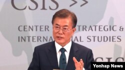 문재인 한국 대통령이 30일 오후 미국 워싱턴에서 국제전략문제연구소 전문가 초청 만찬에서 연설하고 있다.