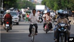 រូបឯកសារ៖ ពលរដ្ឋ​​ធ្វើចរាចរណ៍​នៅ​ក្នុង​ទី​ក្រុង​ភ្នំពេញ។